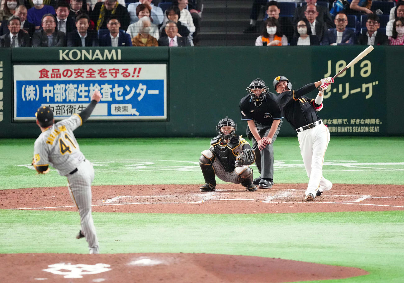 巨人対阪神　5回裏巨人2死、一飛に倒れる坂本。投手村上（撮影・江口和貴）