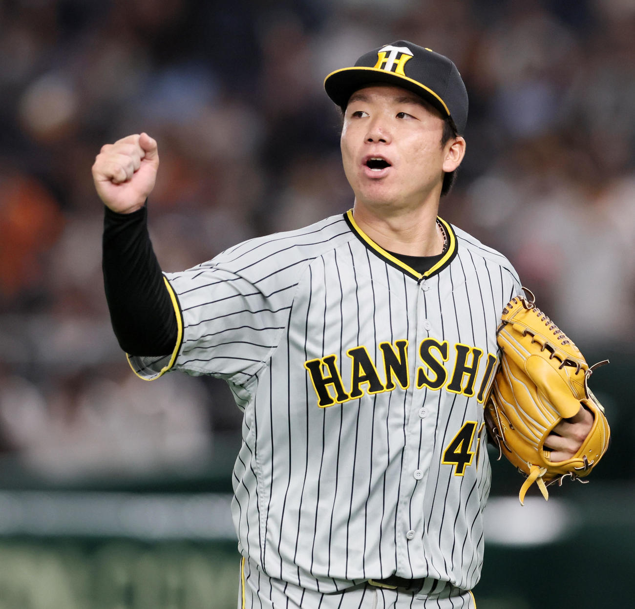 巨人対阪神　4回裏巨人2死、村上は梶谷を三直に仕留めガッツポーズ（撮影・加藤哉）