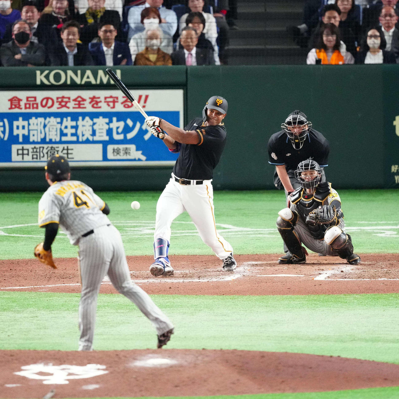 巨人対阪神　6回裏巨人2死、二ゴロに倒れるメンデス。投手村上（撮影・江口和貴）