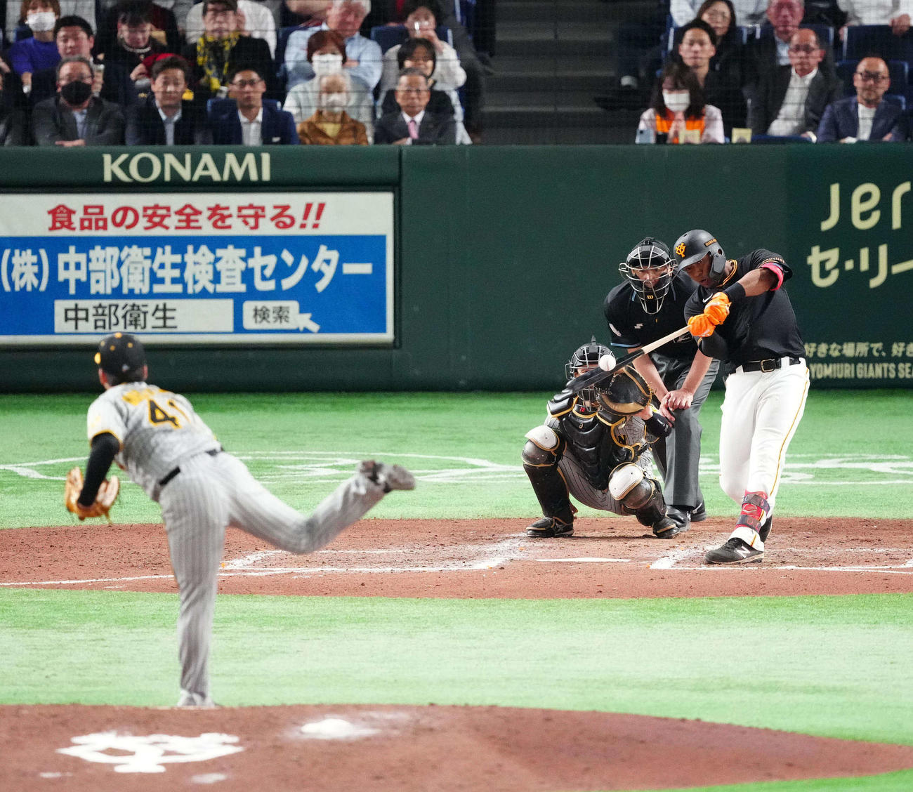 巨人対阪神　7回裏巨人無死、左飛に倒れるオコエ。投手村上（撮影・江口和貴）