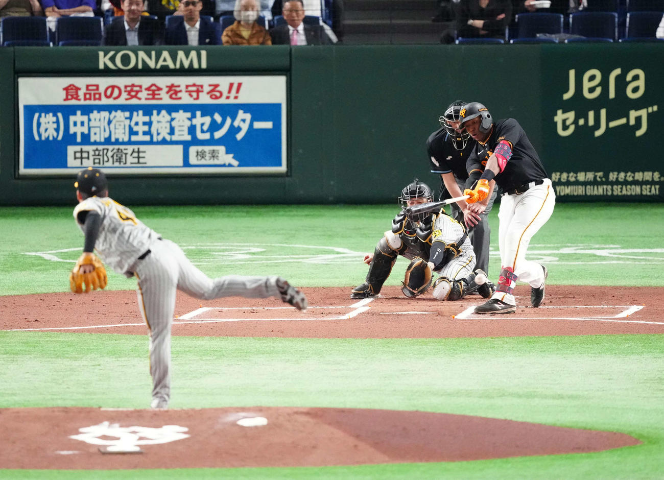 巨人対阪神　1回裏巨人無死、三ゴロに倒れるオコエ。投手村上（撮影・江口和貴）