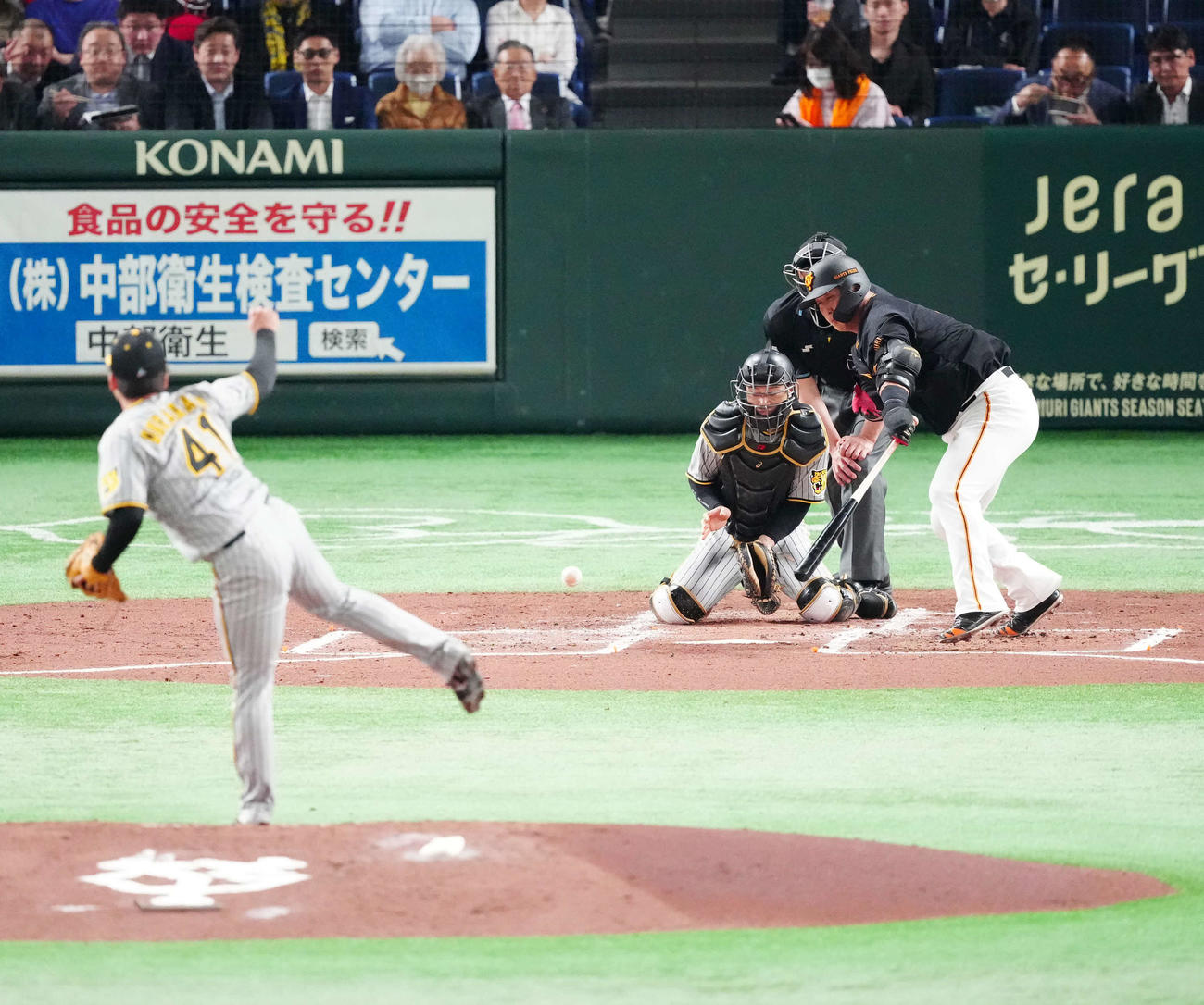 巨人対阪神　2回裏巨人1死、二ゴロに倒れる中田翔。投手村上（撮影・江口和貴）