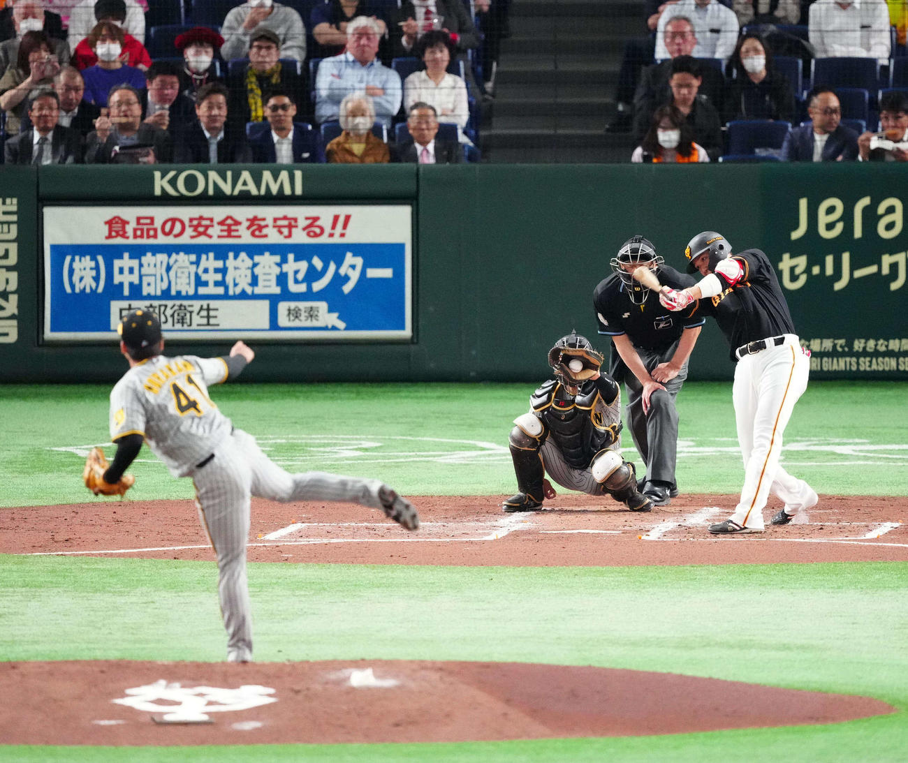 巨人対阪神　2回裏巨人2死、空振り三振に倒れる坂本。投手村上（撮影・江口和貴）