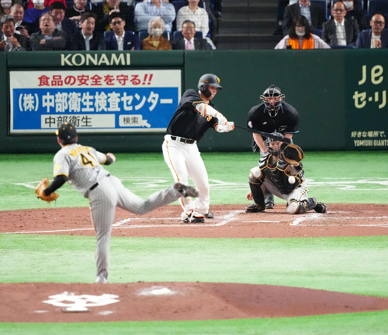 巨人対阪神　3回裏巨人無死、遊ゴロに倒れる大城卓。投手村上（撮影・江口和貴）