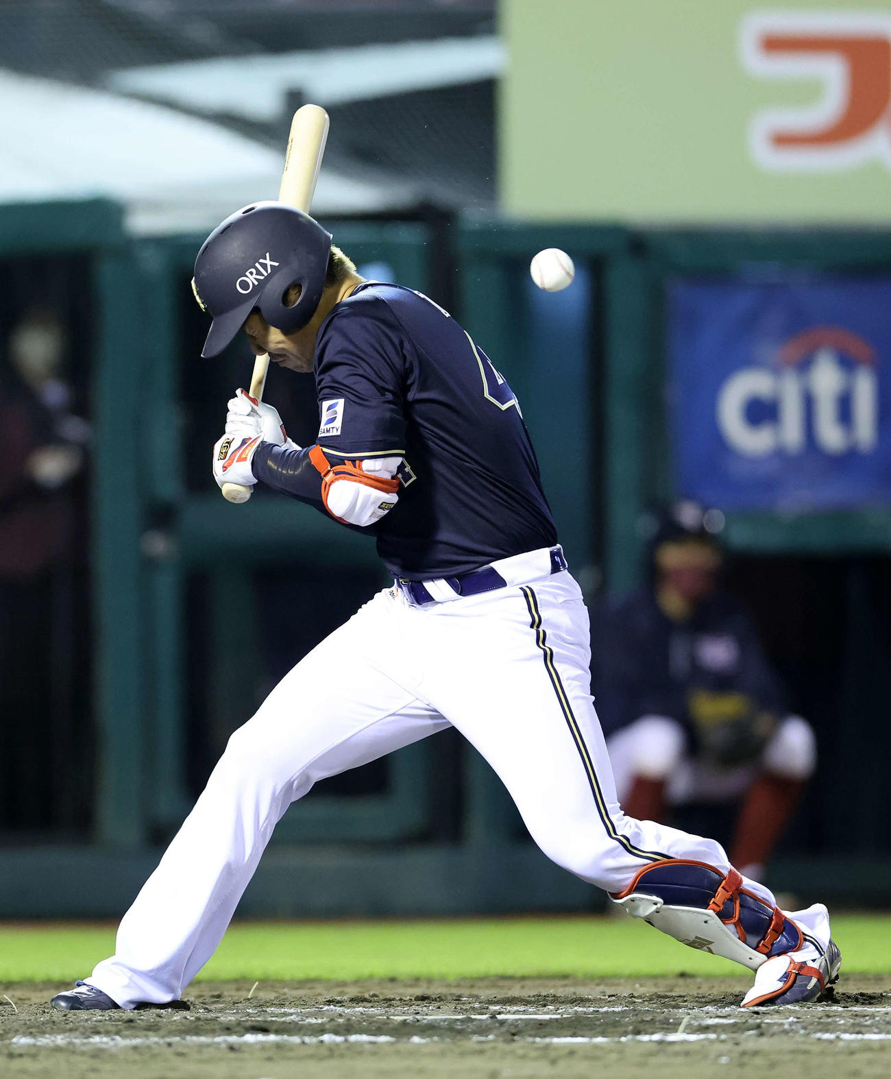 楽天対オリックス　8回表オリックス1死二、三塁、頓宮は死球を受ける（撮影・鈴木正人）