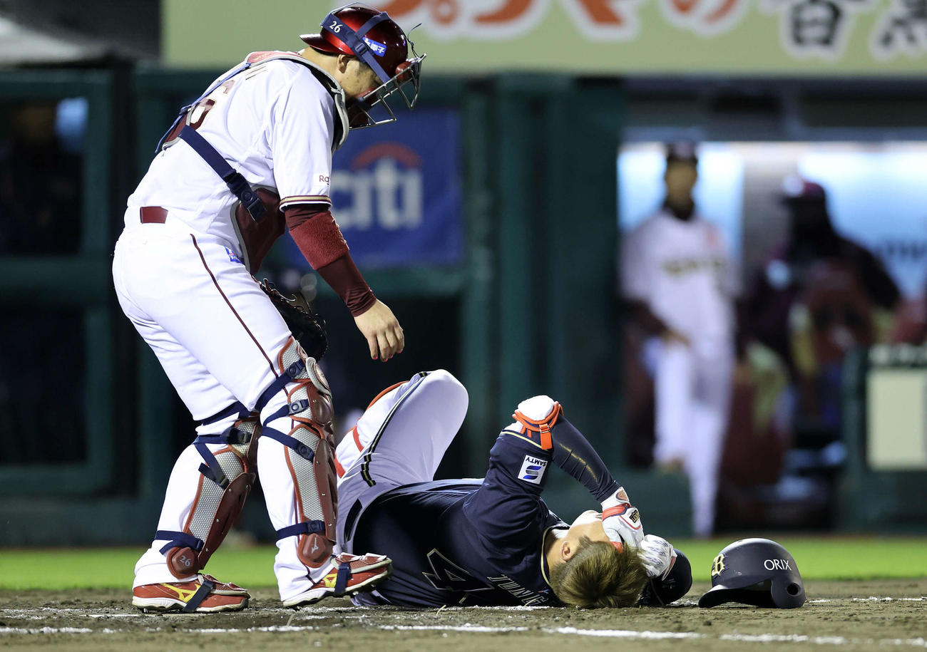 楽天対オリックス　8回表オリックス1死二、三塁、頓宮（右）は死球を受け倒れる、捕手は炭谷（撮影・鈴木正人）