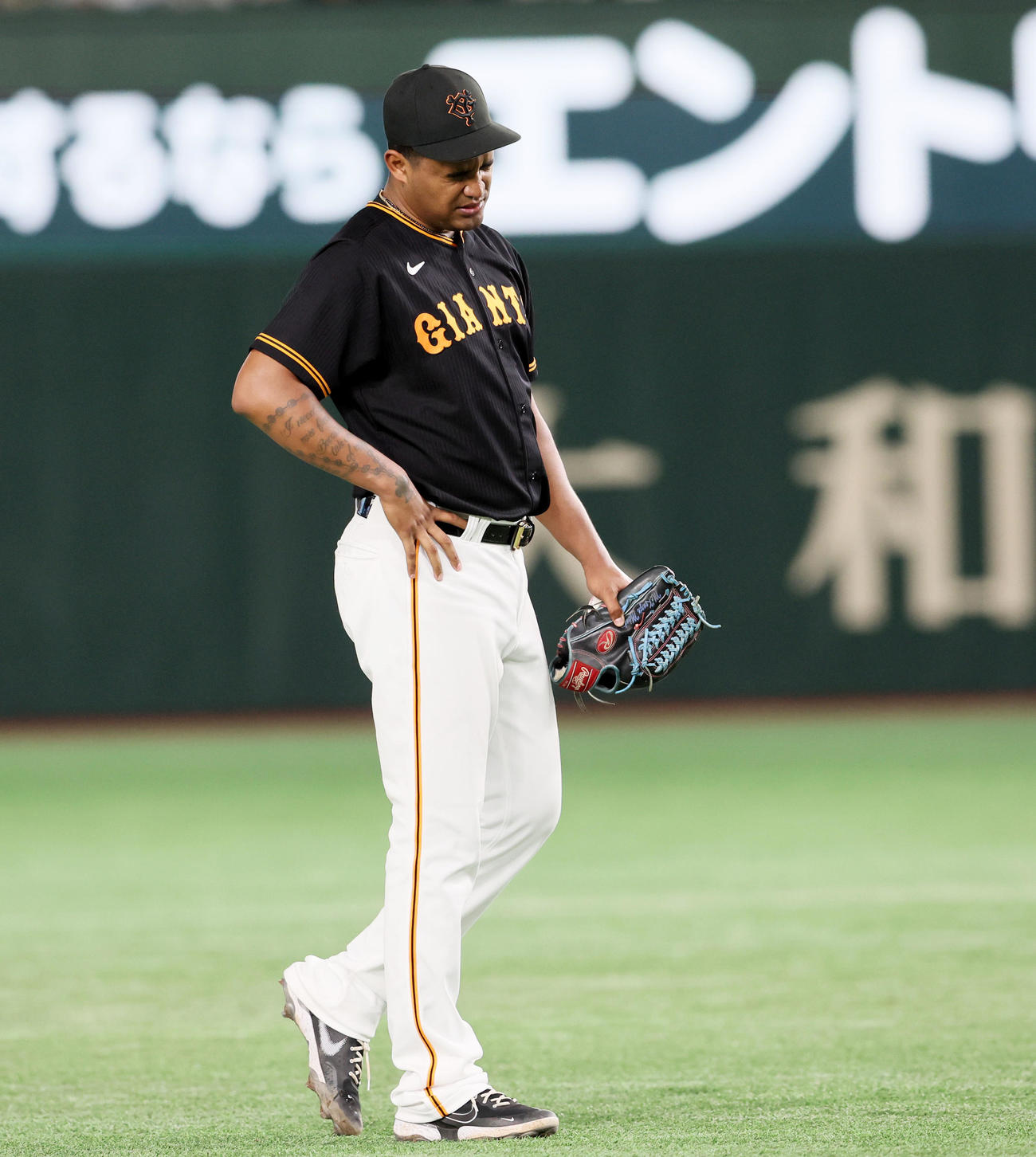 ７回表阪神無死、メンデスは佐藤輝に投球後痛みで顔をしかめそのまま降板する（撮影・加藤哉）