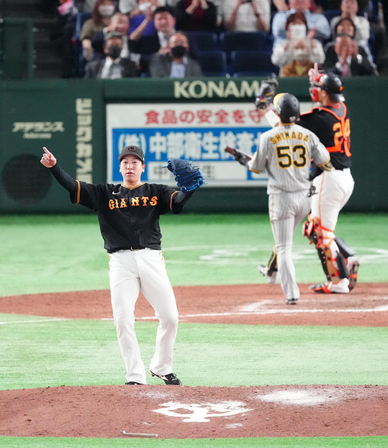 巨人対阪神　9回表阪神2死満塁、代打島田から空振り三振を奪い、歓喜する大勢（撮影・江口和貴）