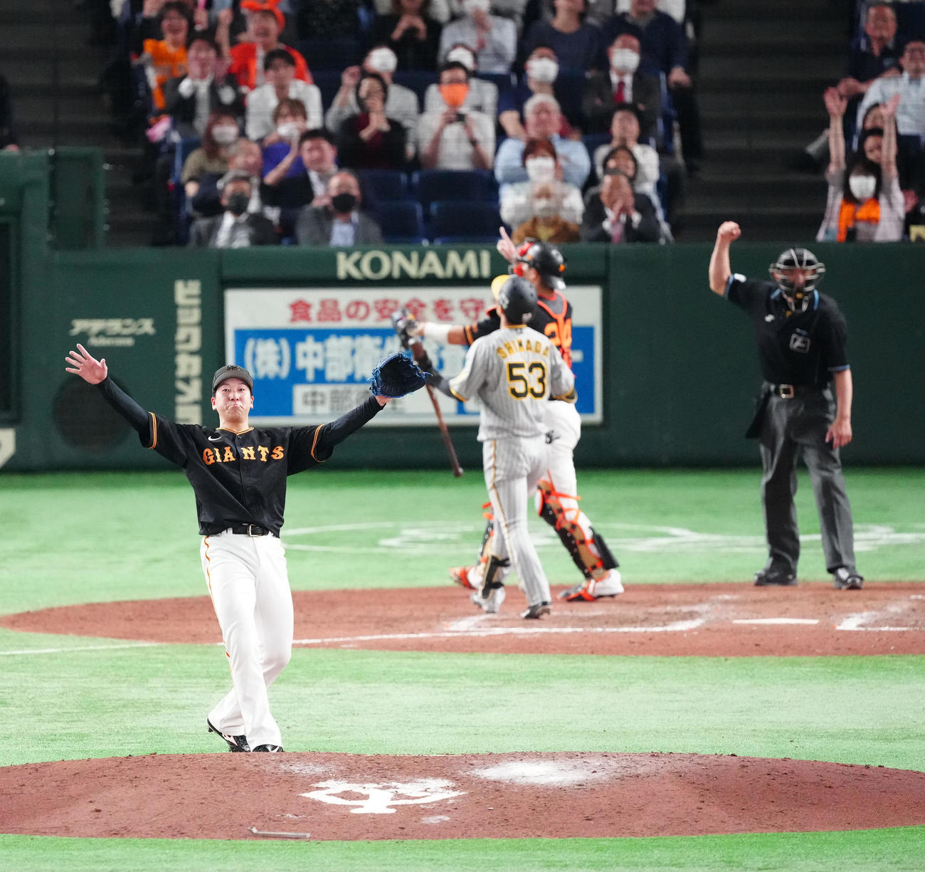 巨人対阪神　9回表阪神2死満塁、代打島田から空振り三振を奪い、歓喜する大勢（撮影・江口和貴）