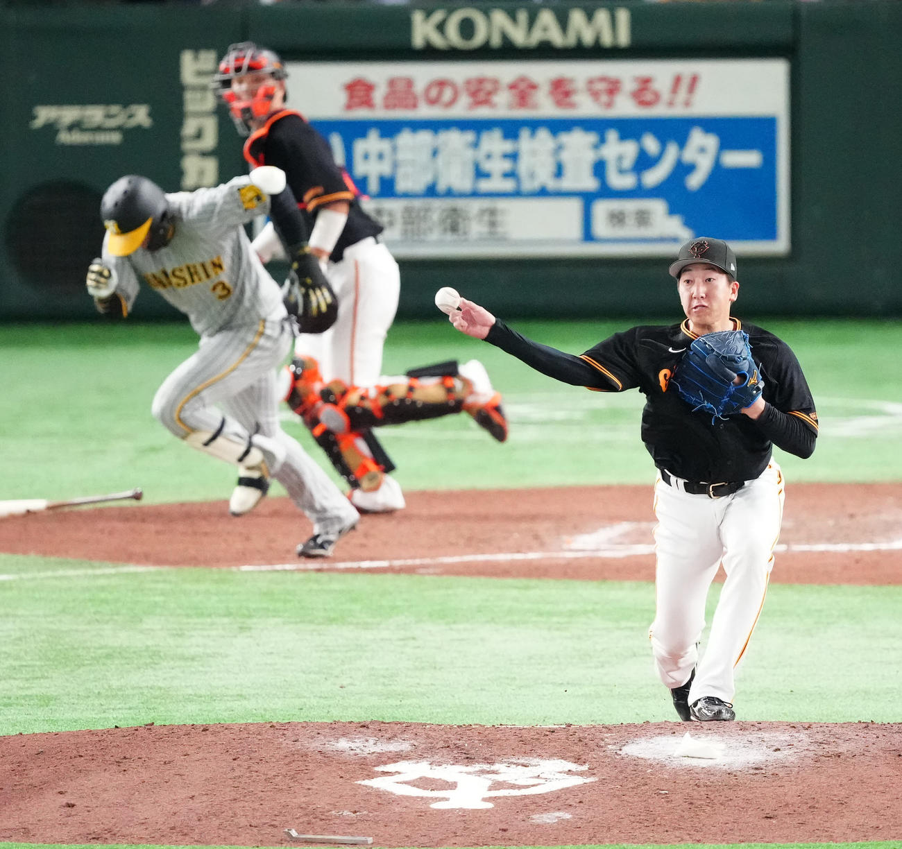 巨人対阪神　9回表阪神1死一塁、大山（後方左）の打球を処理するも、二塁へ悪送球する大勢（撮影・江口和貴）