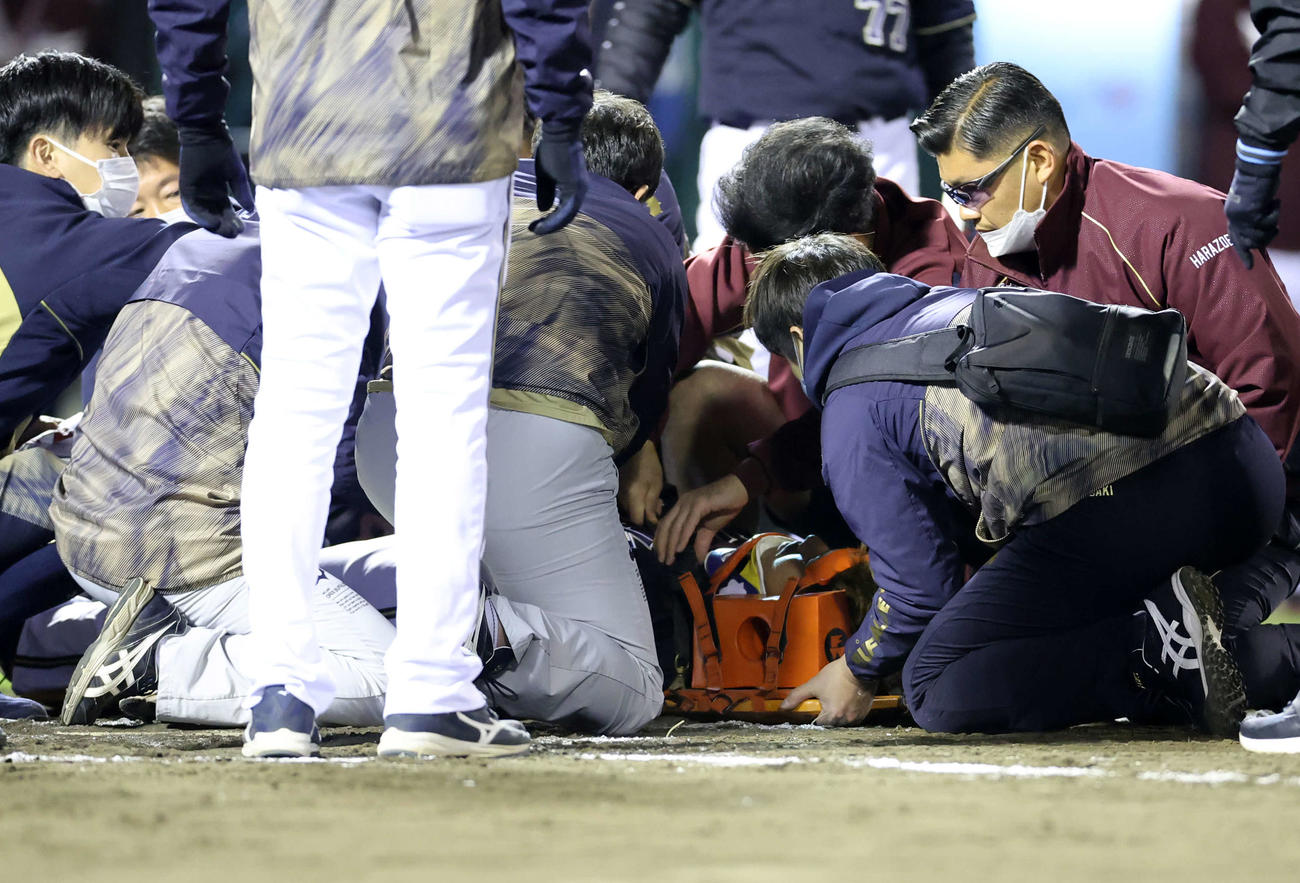 楽天対オリックス　8回表オリックス1死二、三塁、頭部に死球を受けた頓宮は担架で運ばれる（撮影・鈴木正人）