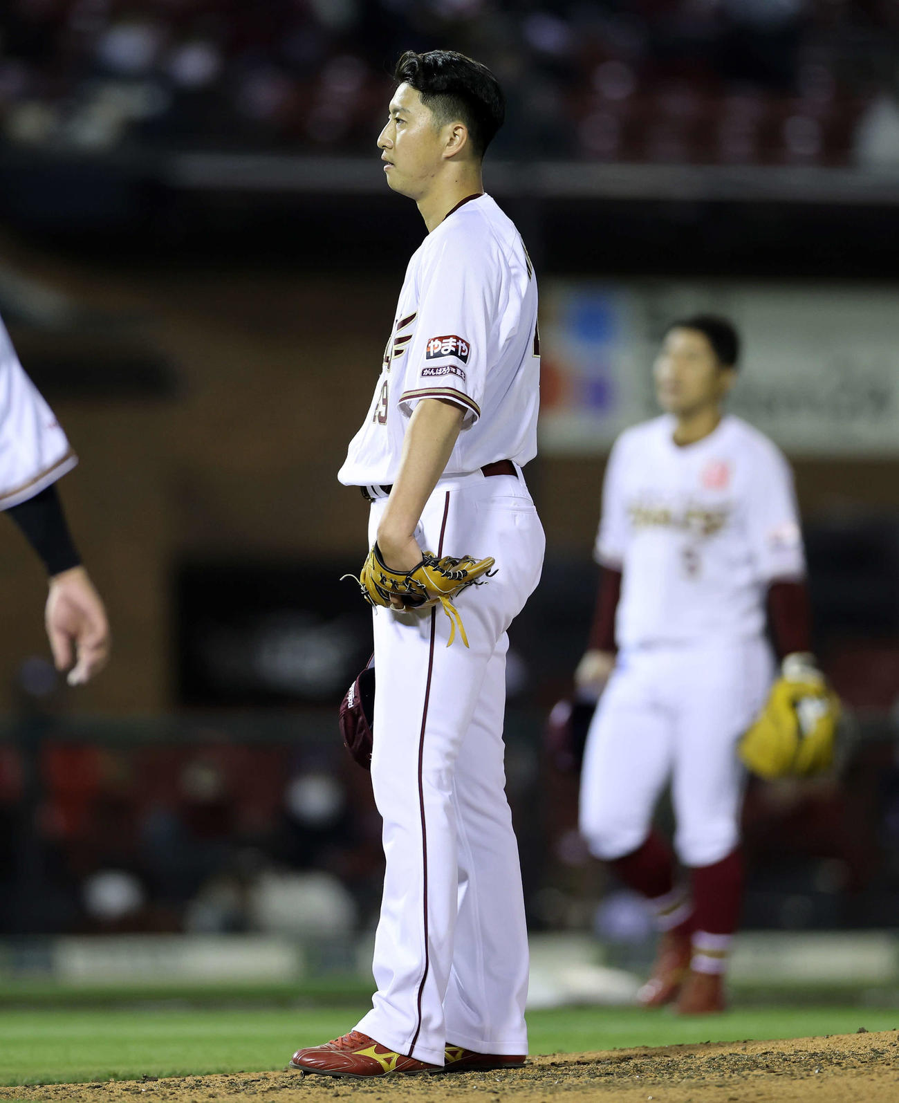 楽天対オリックス　8回表オリックス1死二、三塁、頓宮に死球を与えた楽天西垣（撮影・鈴木正人）