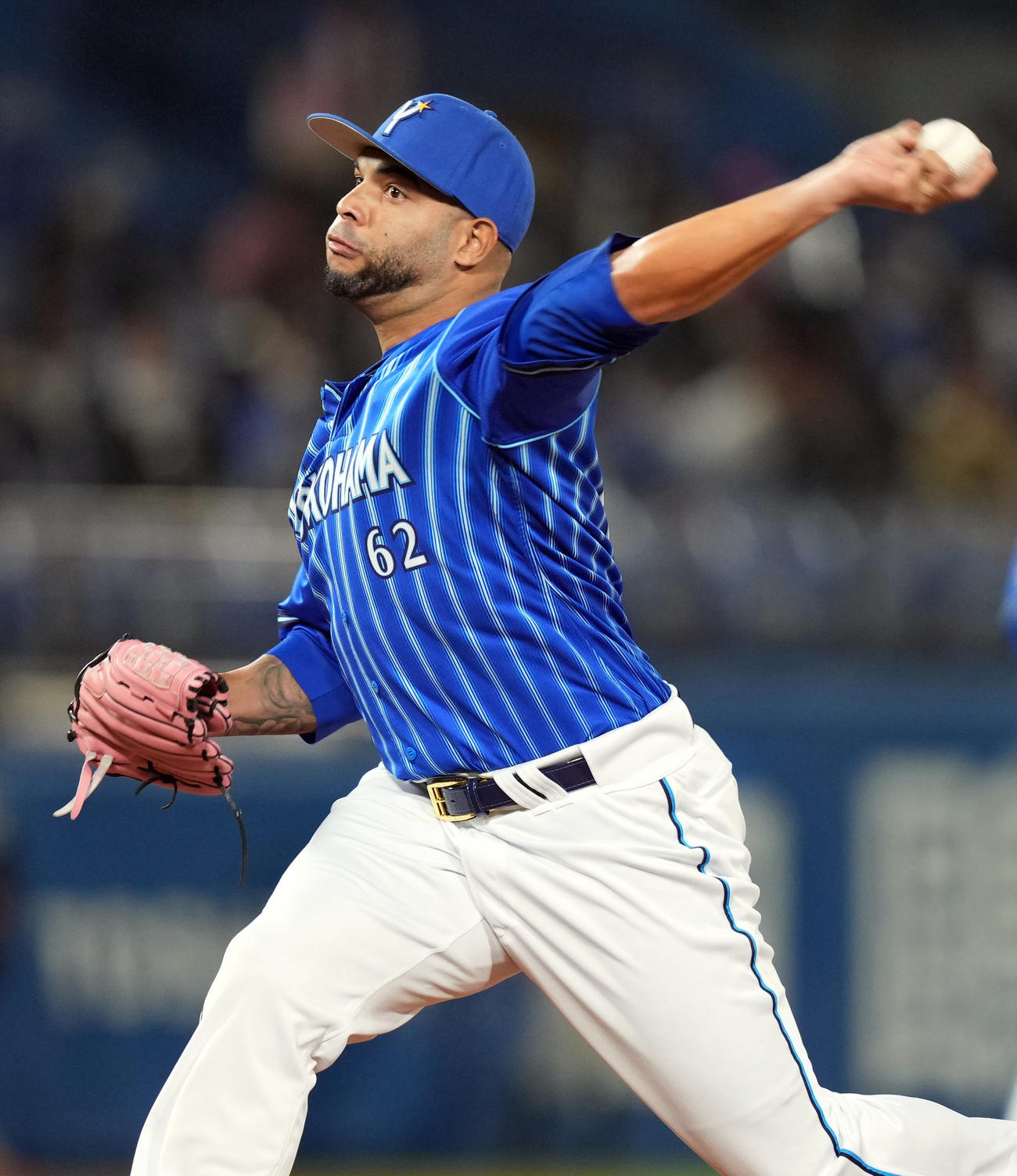 ヤクルト対DeNA 7回裏途中から登板する3番手エスコバー（撮影・狩俣裕三）