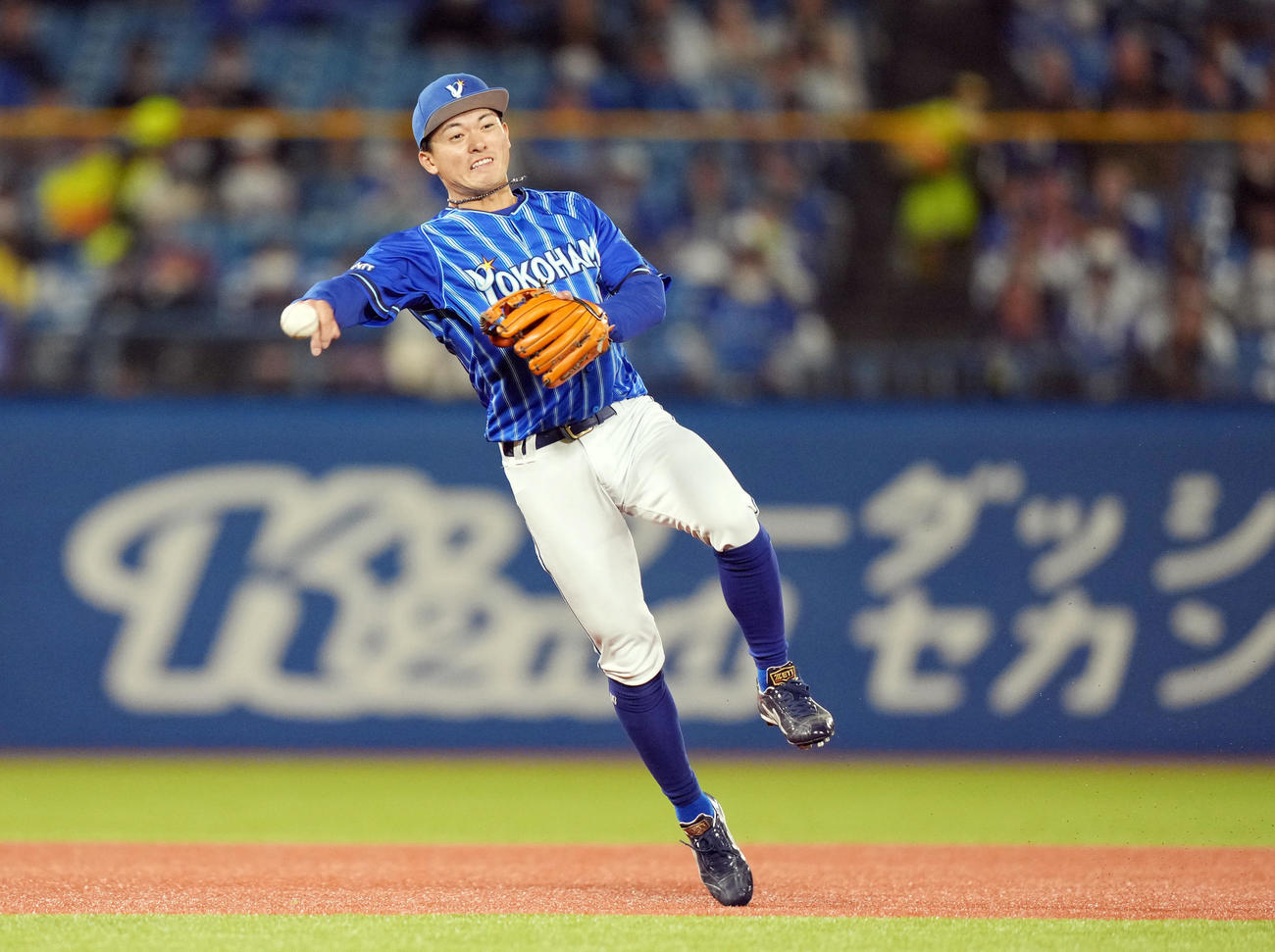 ヤクルト対DeNA 4回裏ヤクルト2死、オスナの遊ゴロで好守を見せる林（撮影・狩俣裕三）