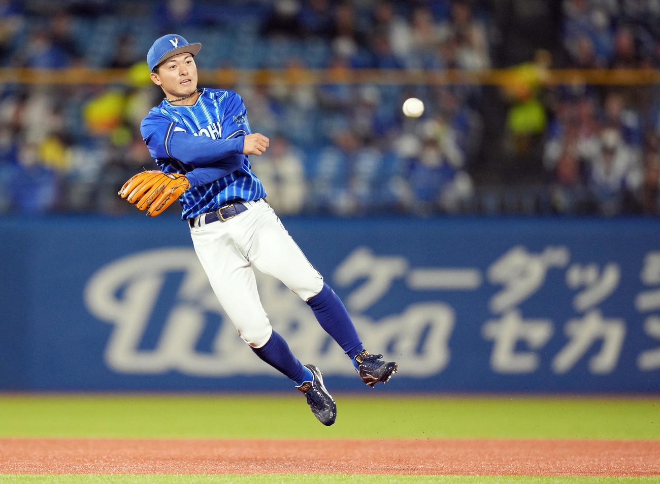 ヤクルト対DeNA 4回裏ヤクルト2死、オスナの遊ゴロで好守を見せる林（撮影・狩俣裕三）