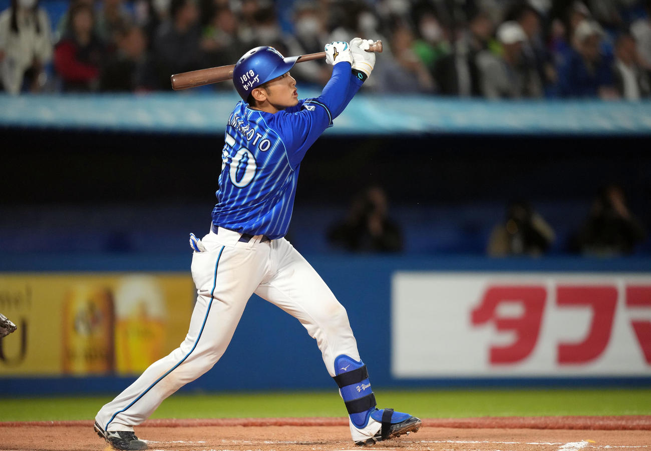 ヤクルト対DeNA 6回表DeNA1死二塁、適時三塁打を放つ山本（撮影・狩俣裕三）
