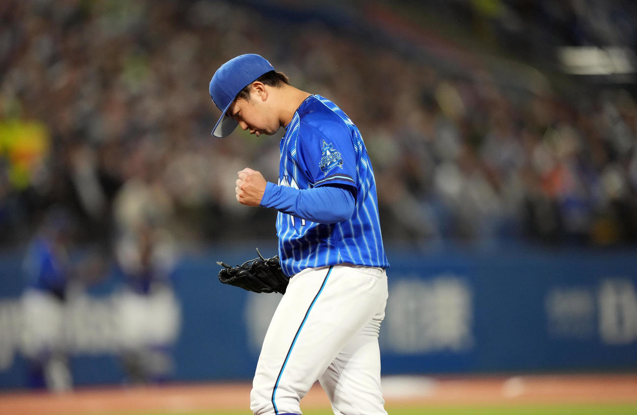 ヤクルト対DeNA 6回裏ヤクルト2死一塁、村上を二ゴロに打ち取り、ガッツポーズを決めるDeNA先発の東（撮影・狩俣裕三）