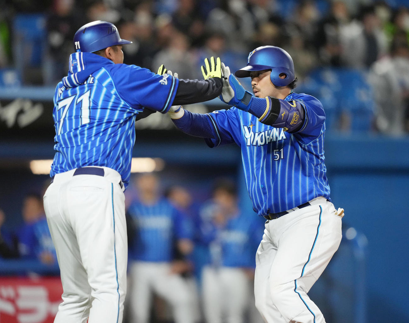 ヤクルト対DeNA 7回表DeNA1死、ソロ本塁打を放ち、小池コーチ（左）とタッチを交わす宮崎（撮影・狩俣裕三）