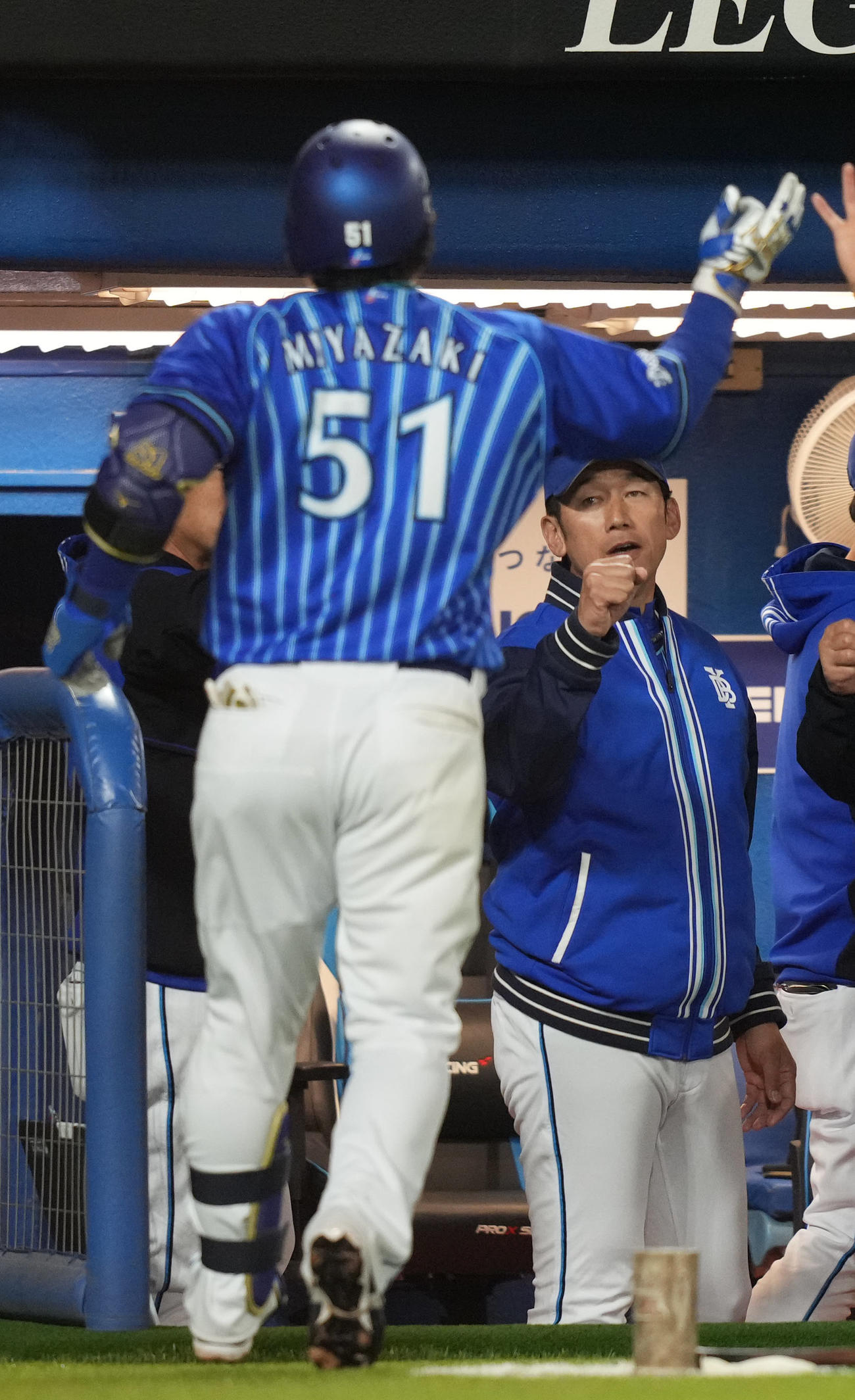 ヤクルト対DeNA 7回表DeNA1死、ソロ本塁打をった宮崎（手前）を迎える三浦監督（撮影・狩俣裕三）