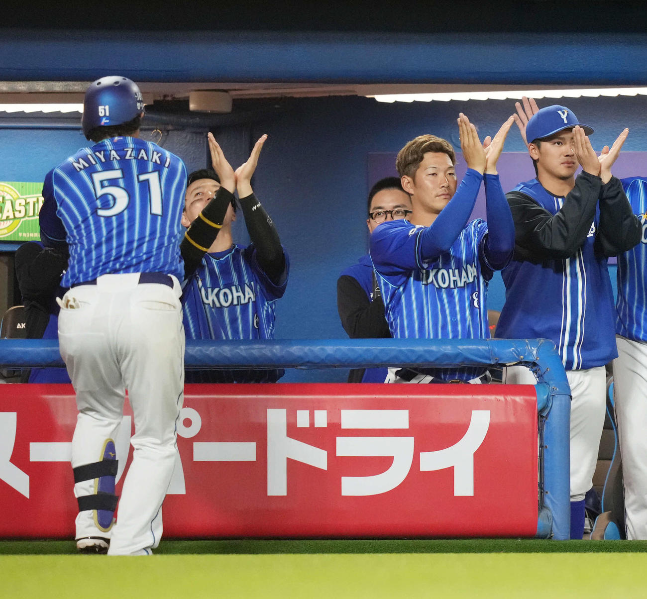 ヤクルト対DeNA 7回表DeNA1死、ソロ本塁打を放った宮崎（左）をポーズ迎えるDeNAベンチ（撮影・狩俣裕三）