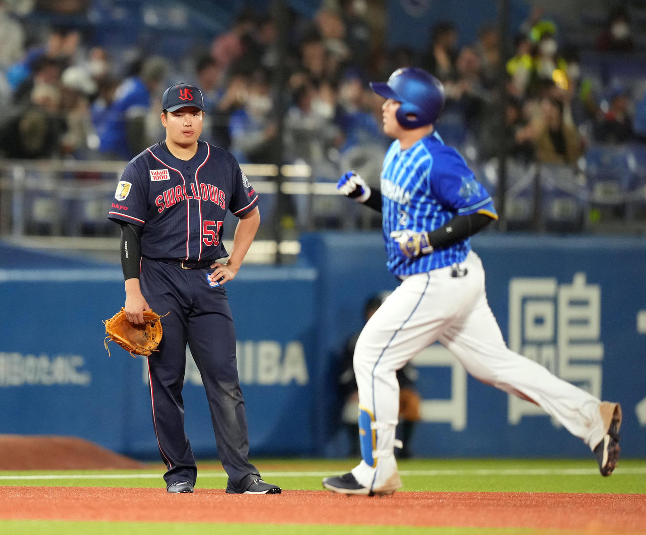 ヤクルト対DeNA 3回表DeNA2死一塁、2点本塁打を放った牧（右）を見つめる村上（撮影・狩俣裕三）