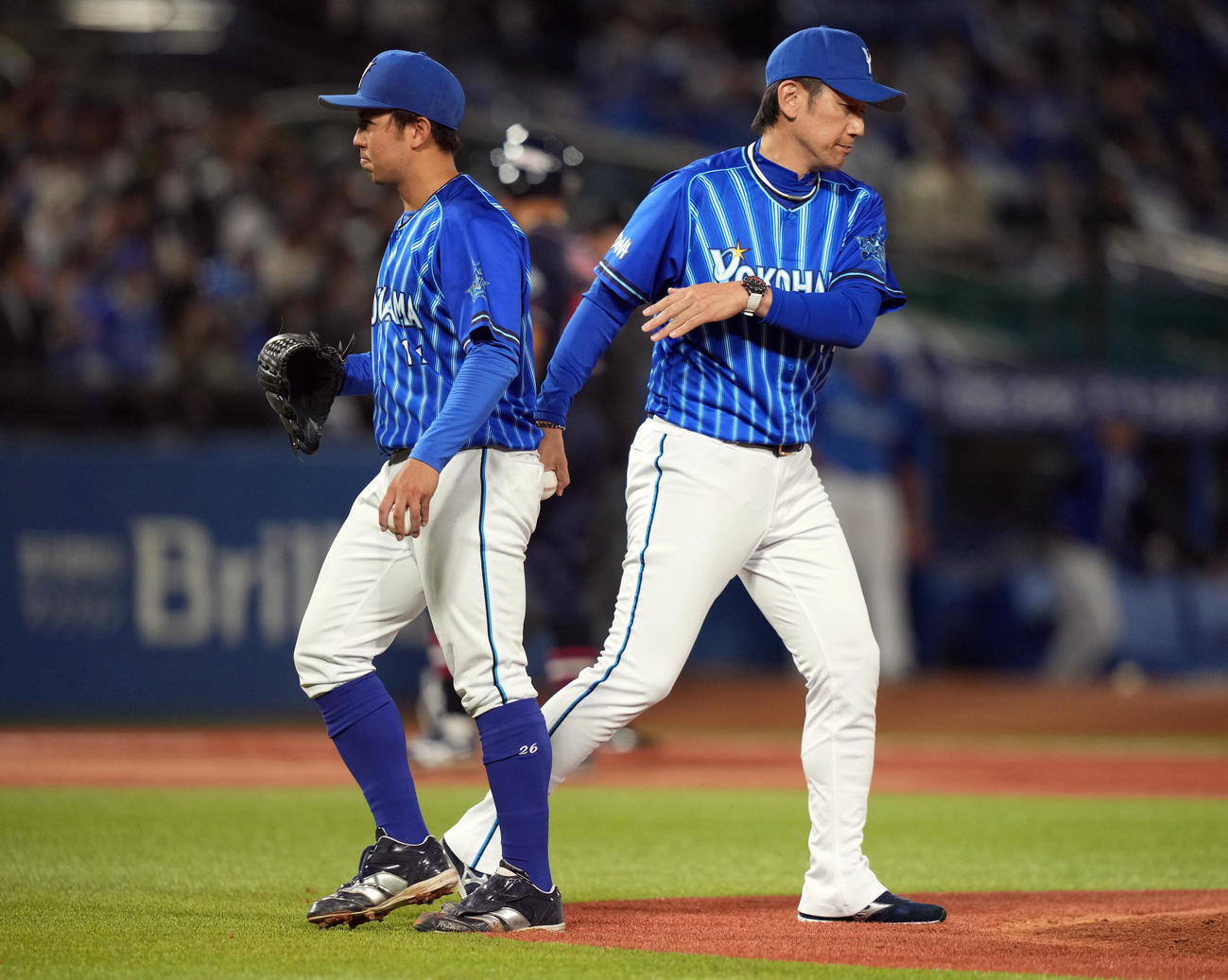 ヤクルト対DeNA 7回裏途中、ピンチを招き、三浦監督（右）から降板を告げられる東（撮影・狩俣裕三）