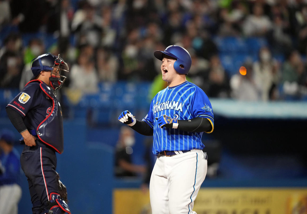 ヤクルト対DeNA 3回表DeNA2死一塁、2点本塁打を放ち、笑顔を見せる牧（右）（撮影・狩俣裕三）