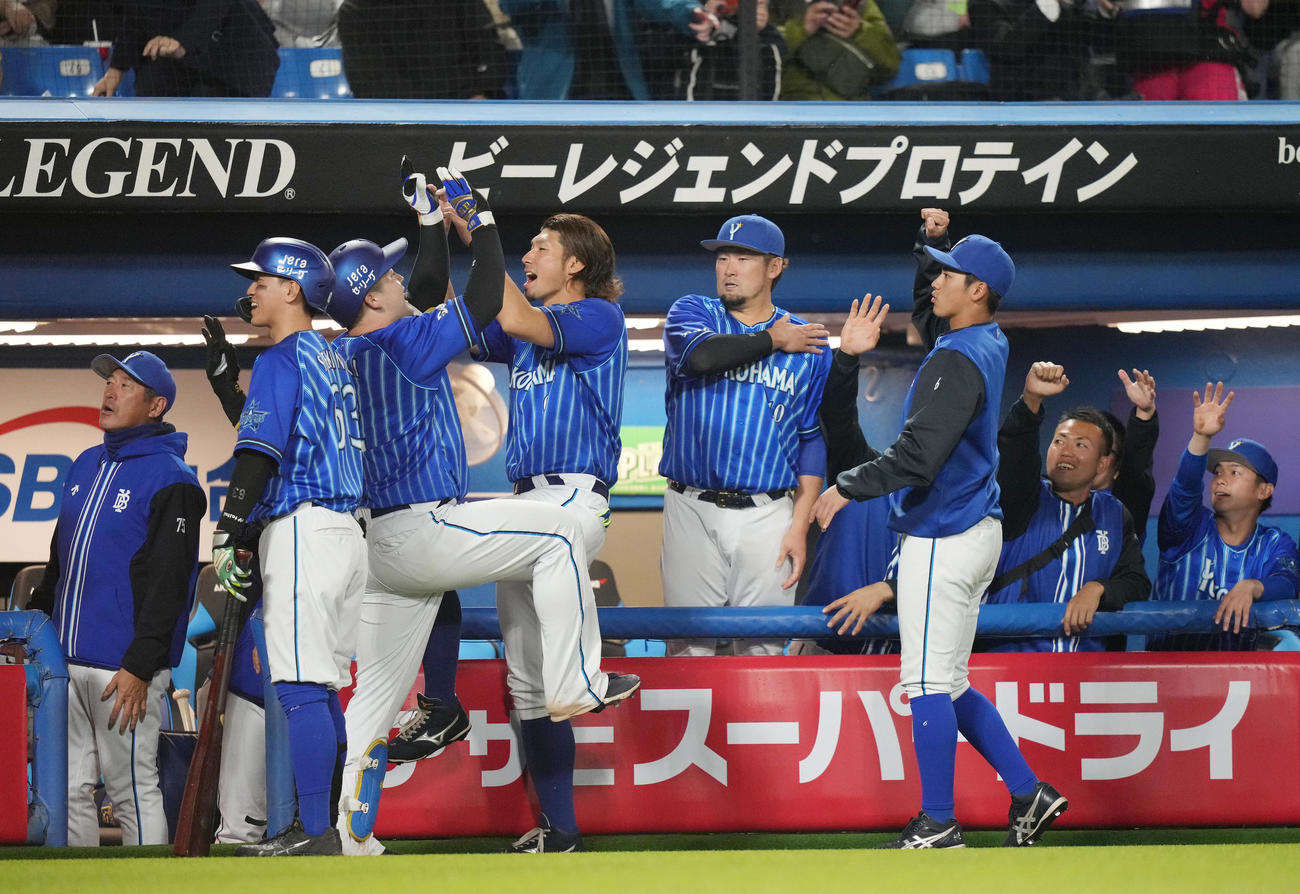 ヤクルト対DeNA 3回表DeNA2死一塁、2点本塁打を放ち、大田（中央）らと喜び合う牧（撮影・狩俣裕三）