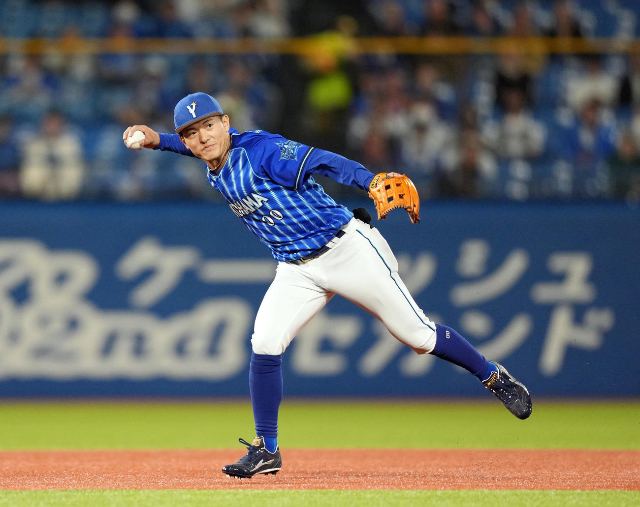 ヤクルト対DeNA 4回裏ヤクルト2死、オスナの遊ゴロで好守を見せる林（撮影・狩俣裕三）
