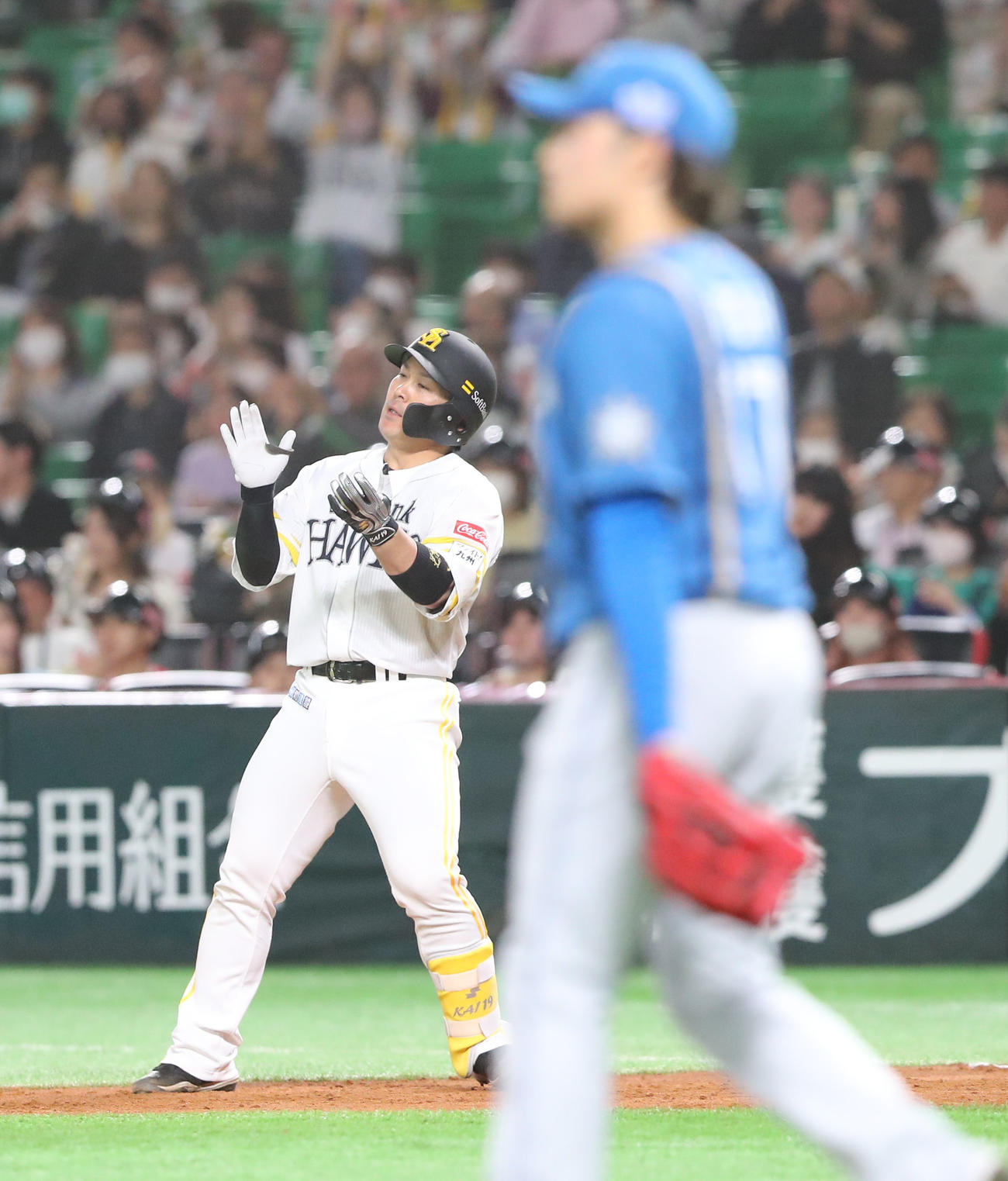 ソフトバンク対日本ハム　2回裏ソフトバンク2死一、三塁、甲斐は中前に先制適時打を放つ（撮影・梅根麻紀）