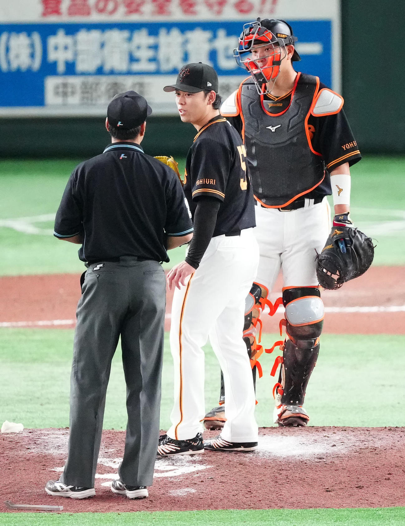 巨人対阪神　10回表阪神2死二塁、ボークで白井塁審（左）の説明を聞く巨人高梨。捕手大城卓（撮影・江口和貴）