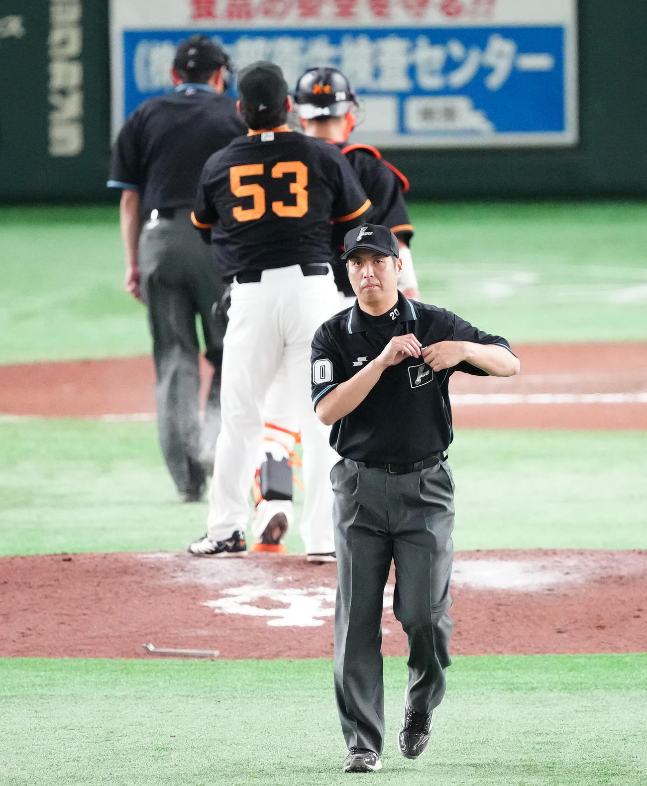 巨人対阪神　10回表阪神2死二塁、ボークで巨人高梨に説明した白井塁審（撮影・江口和貴）