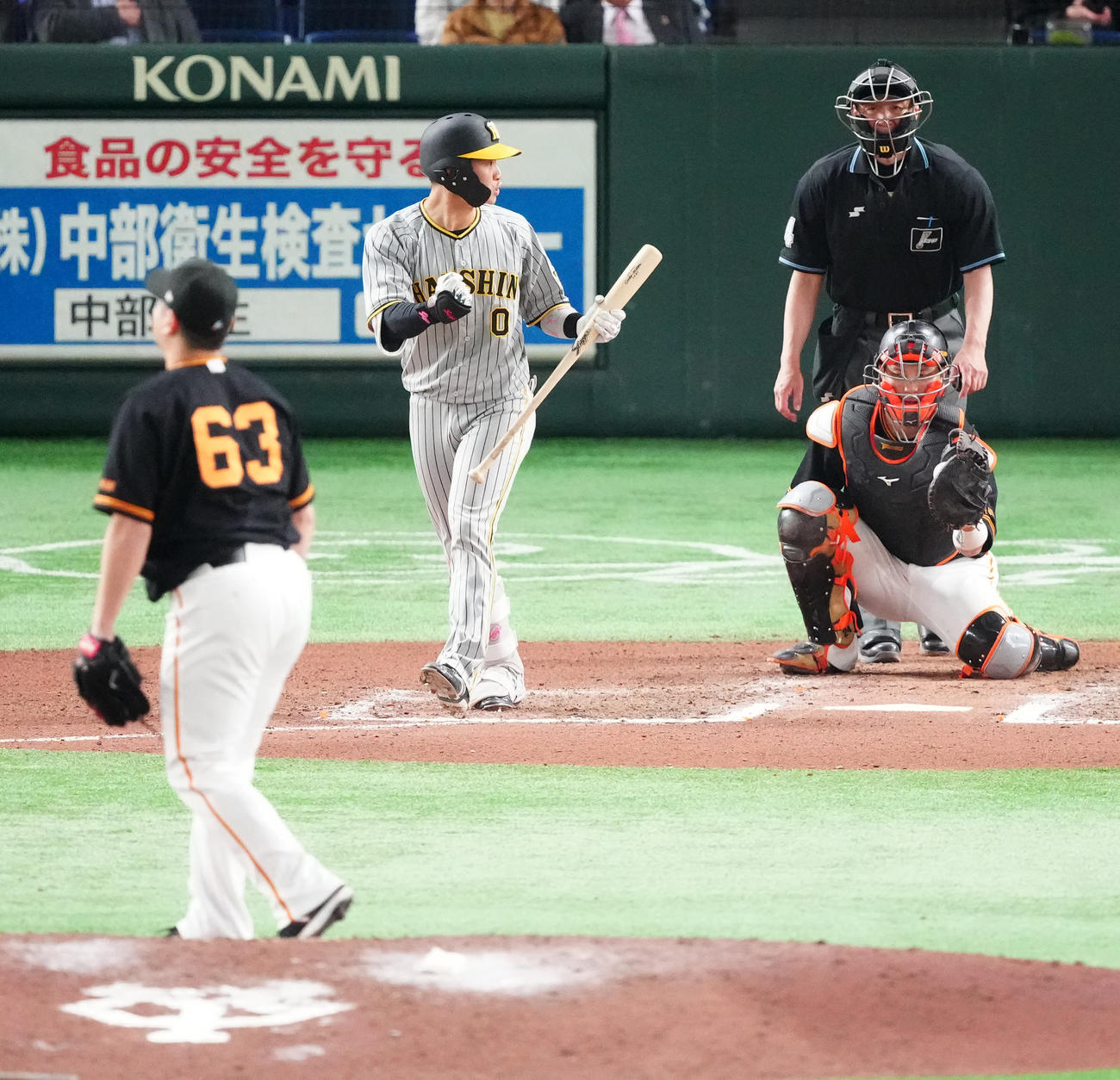 巨人対阪神　10回表阪神無死、四球を選び、ガッツポーズを見せる木浪。投手田中豊（撮影・江口和貴）