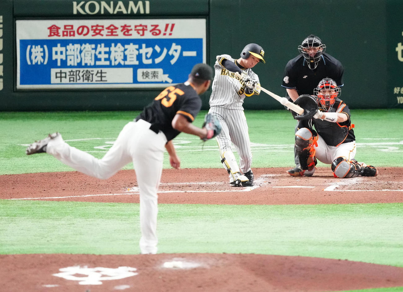 巨人対阪神　6回表阪神無死、フェンス直撃二塁打を放つ近本。投手メンデス（撮影・江口和貴）