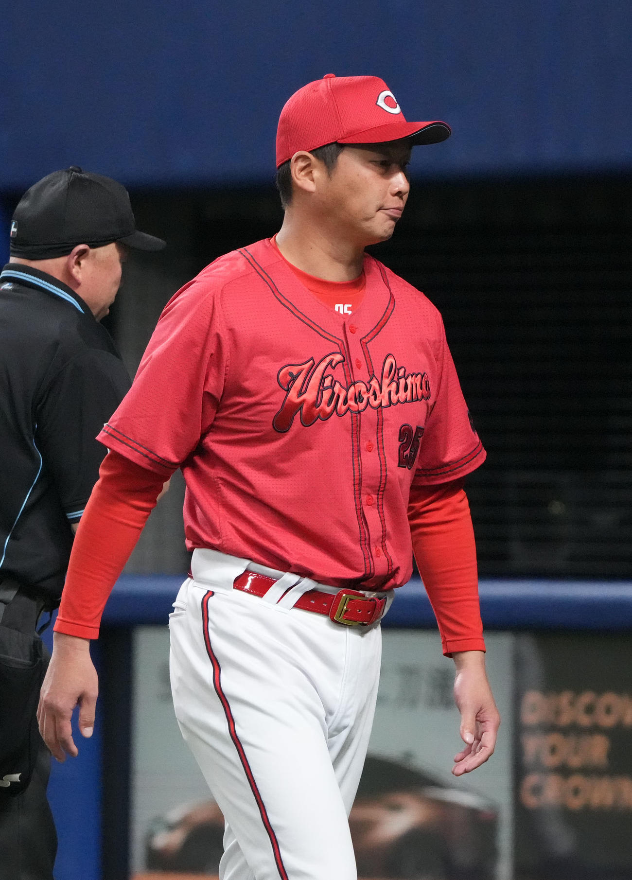 6回裏中日1死三塁、投手交代を告げる新井監督（撮影・森本幸一）