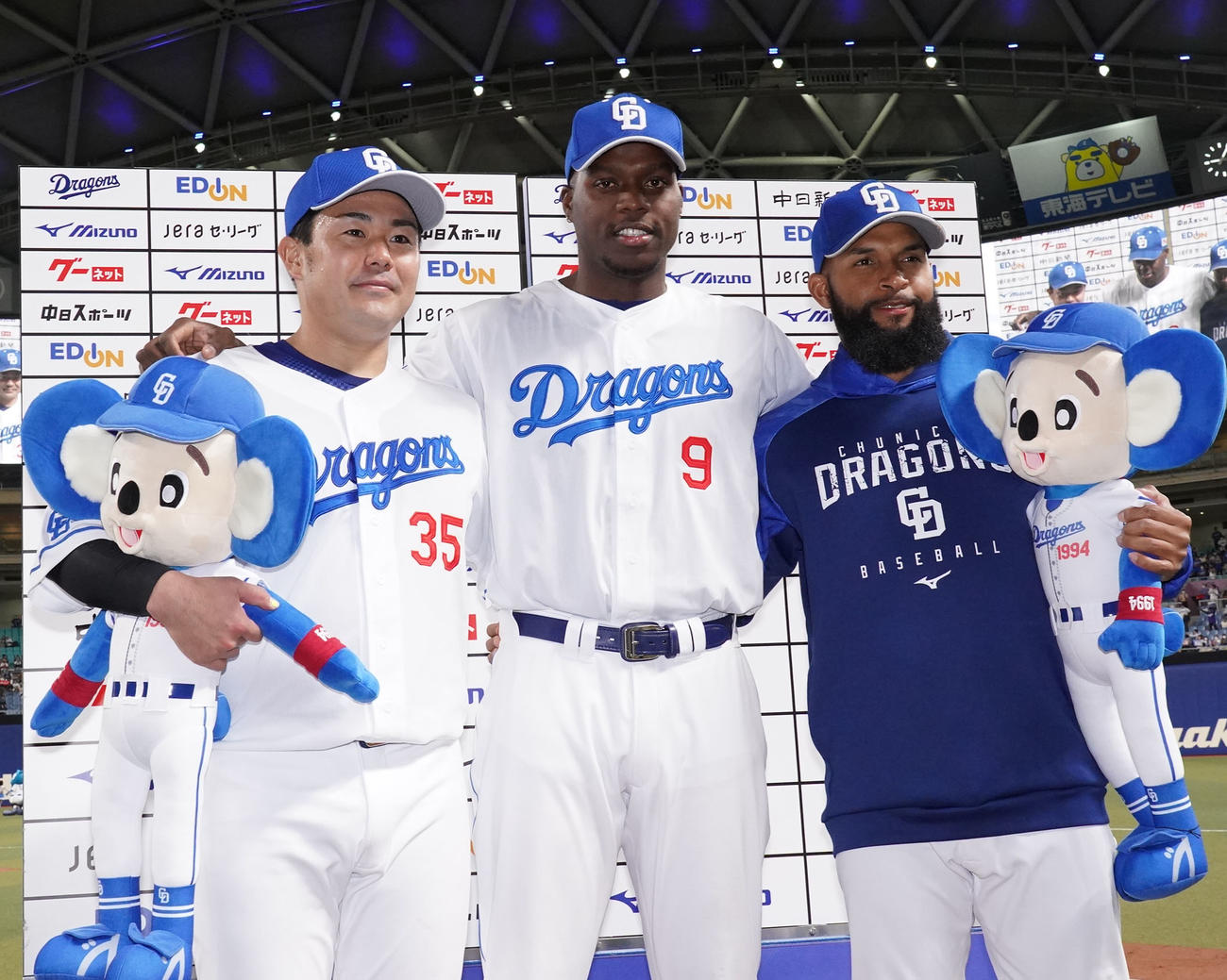 中日対広島戦　お立ち台で肩を組む、左から木下、アルモンテ、アキーノ（撮影・森本幸一）