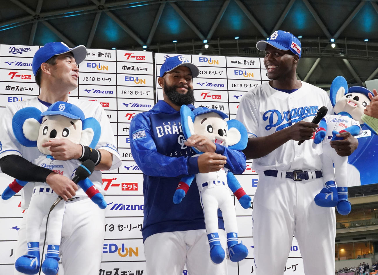 中日対広島戦　ヒーローの（左から）木下、アルモンテ、アキーノ（撮影・森本幸一）