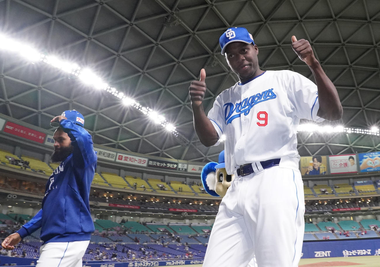 中日対広島戦　ヒーローの（左から）アルモンテ、アキーノ（撮影・森本幸一）