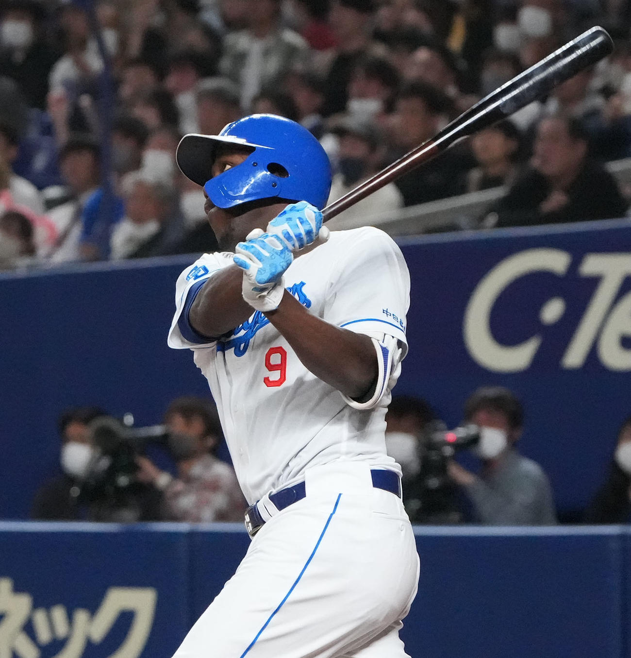 中日対広島　6回裏中日2死一塁、左中間へ2点本塁打を放つアキーノ（撮影・森本幸一）