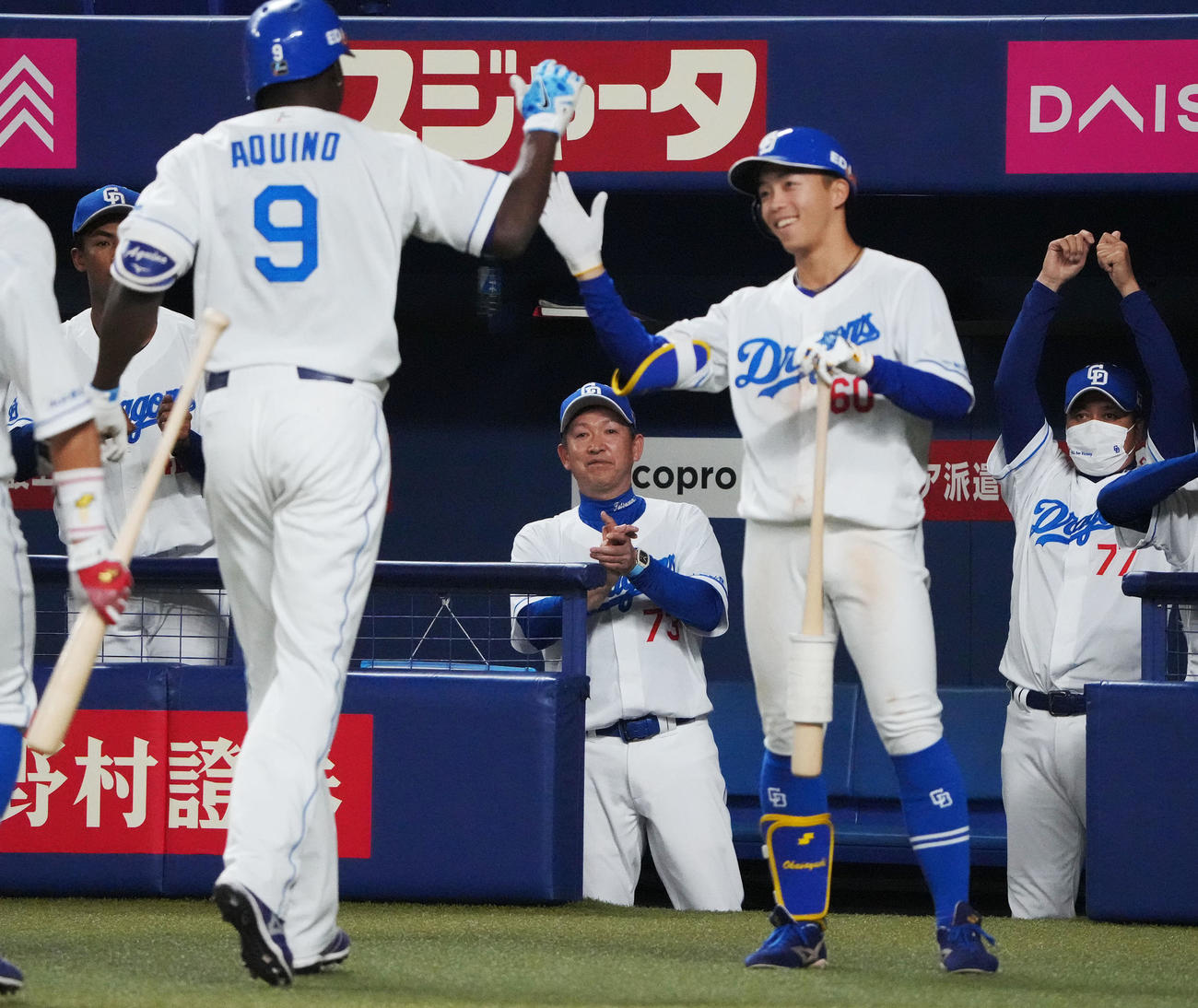 中日対広島戦　6回裏中日2死一塁、左中間へ2点本塁打を放ったアキーノを迎える立浪監督（中央）（撮影・森本幸一）