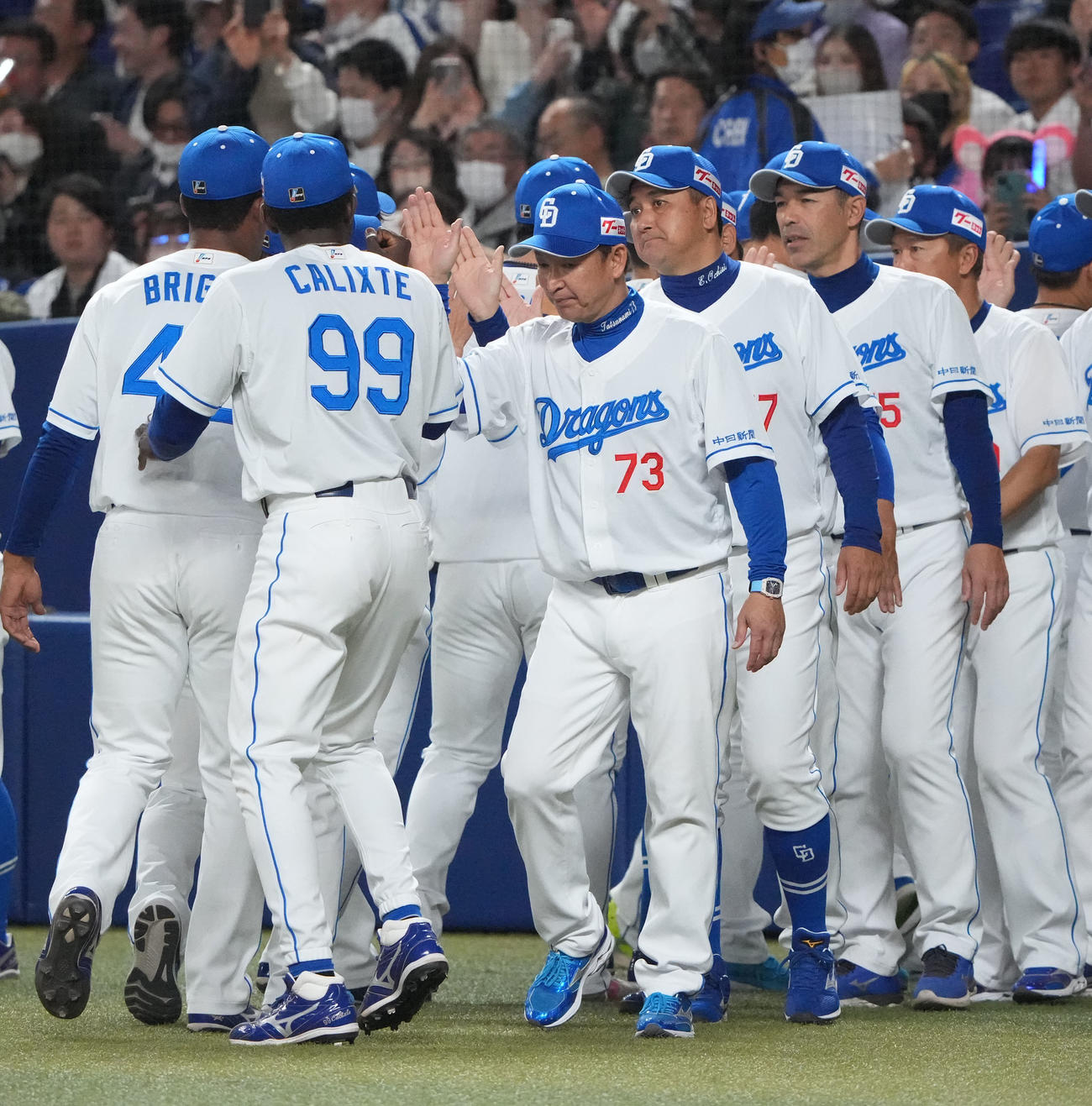 中日対広島戦　試合終了、ナインを迎える立浪監督（中央）（撮影・森本幸一）
