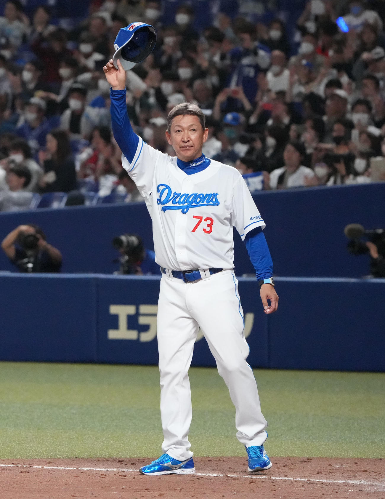 中日対広島戦　試合終了、スタンドの観客に手を振る立浪監督（撮影・森本幸一）
