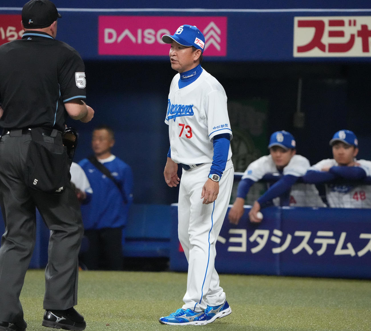 中日対広島戦　4回表広島2死一、二塁、投手交代を告げる立浪監督（撮影・森本幸一）