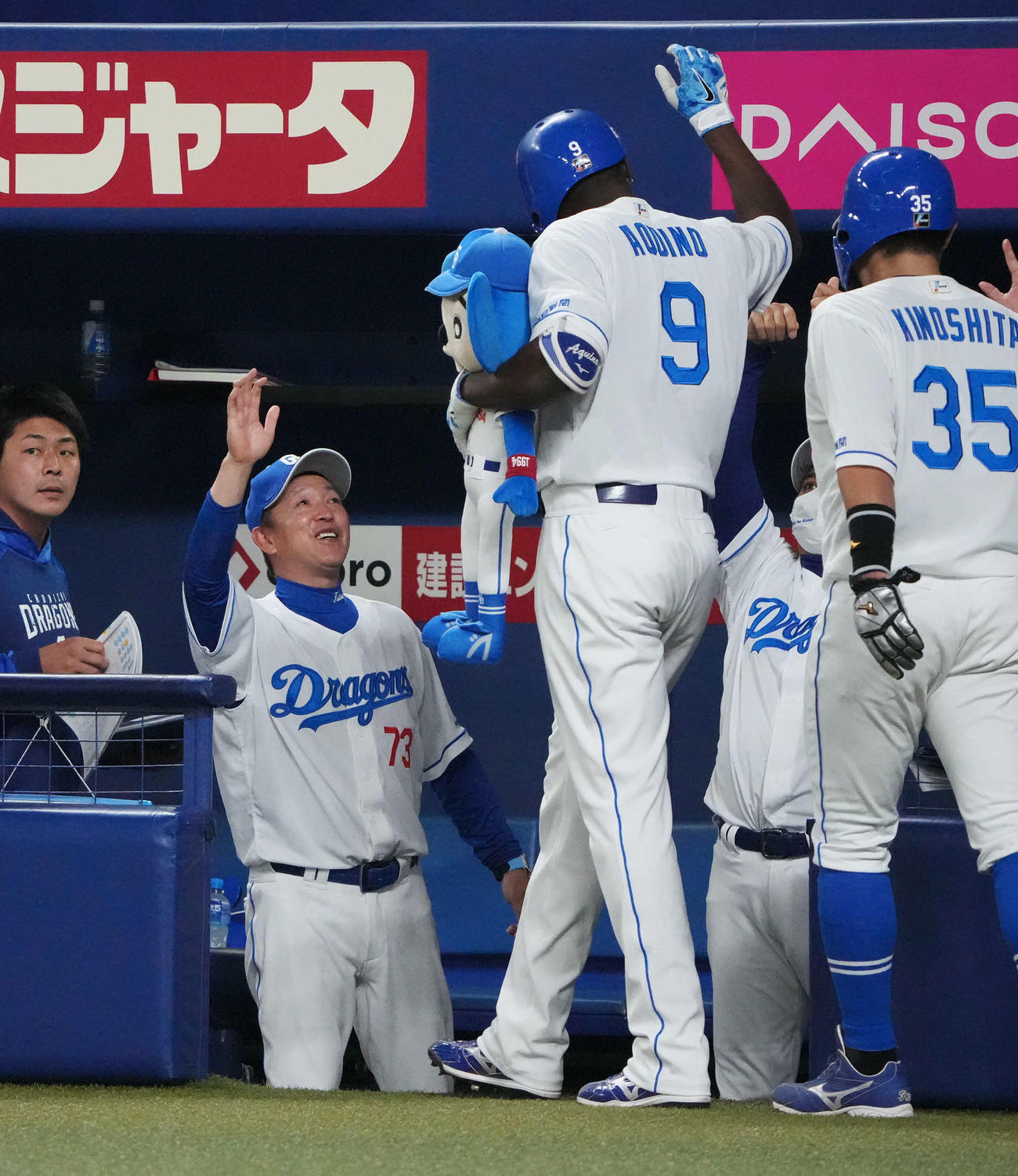 中日対広島　6回裏中日2死一塁、左中間へ2点本塁打を放ったアキーノ（中央）を迎える立浪監督（左から2人目）（撮影・森本幸一）