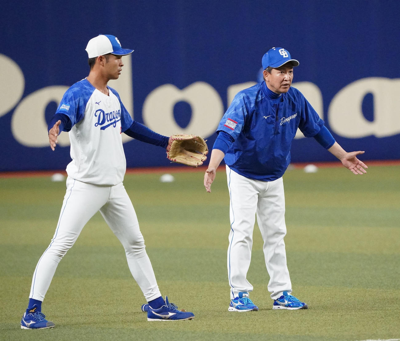 中日対広島戦　試合前練習で龍空にアドバイスを送る立浪監督（右）（撮影・森本幸一）