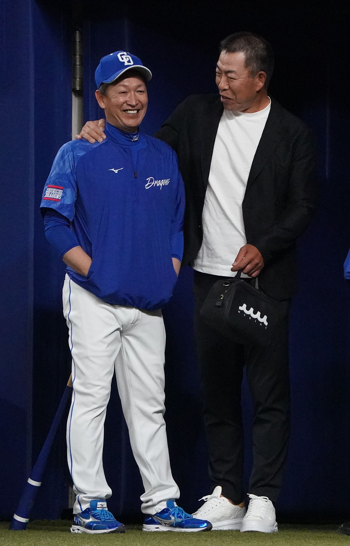 中日対広島戦　試合前、談笑する（左から）立浪監督と井上一樹氏（撮影・森本幸一）