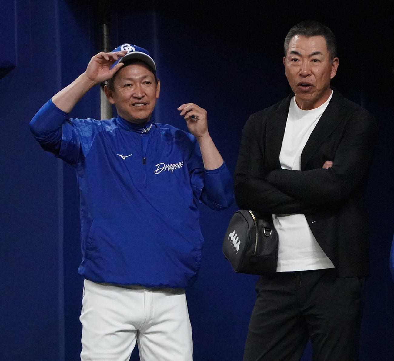 中日対広島戦　試合前、談笑する（左から）立浪監督と井上一樹氏（撮影・森本幸一）