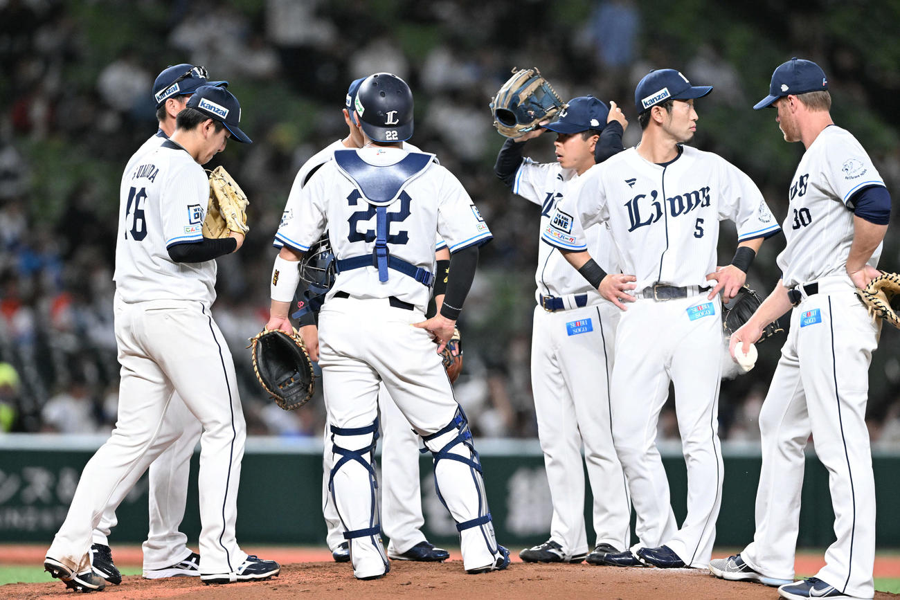 西武対ロッテ　4回表ロッテ無死一、二塁、ポランコに適時打を浴びた隅田（左手前）のもとに集まるナイン（撮影・滝沢徹郎）