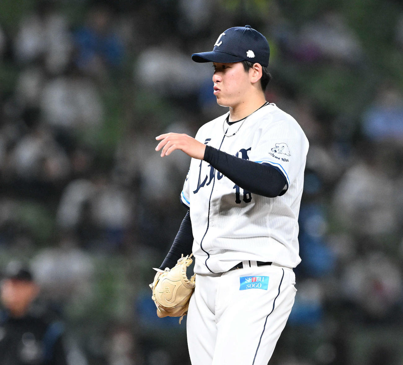 西武対ロッテ　4回表ロッテ1死一、三塁、井上に2点適時二塁打を打たれた隅田は大きく息を吐く（撮影・滝沢徹郎）