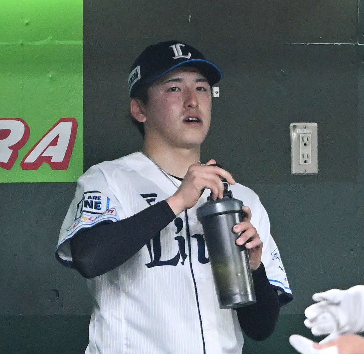 西武対ロッテ　6回表、交代しベンチから戦況を見つめる西武先発の隅田（撮影・滝沢徹郎）